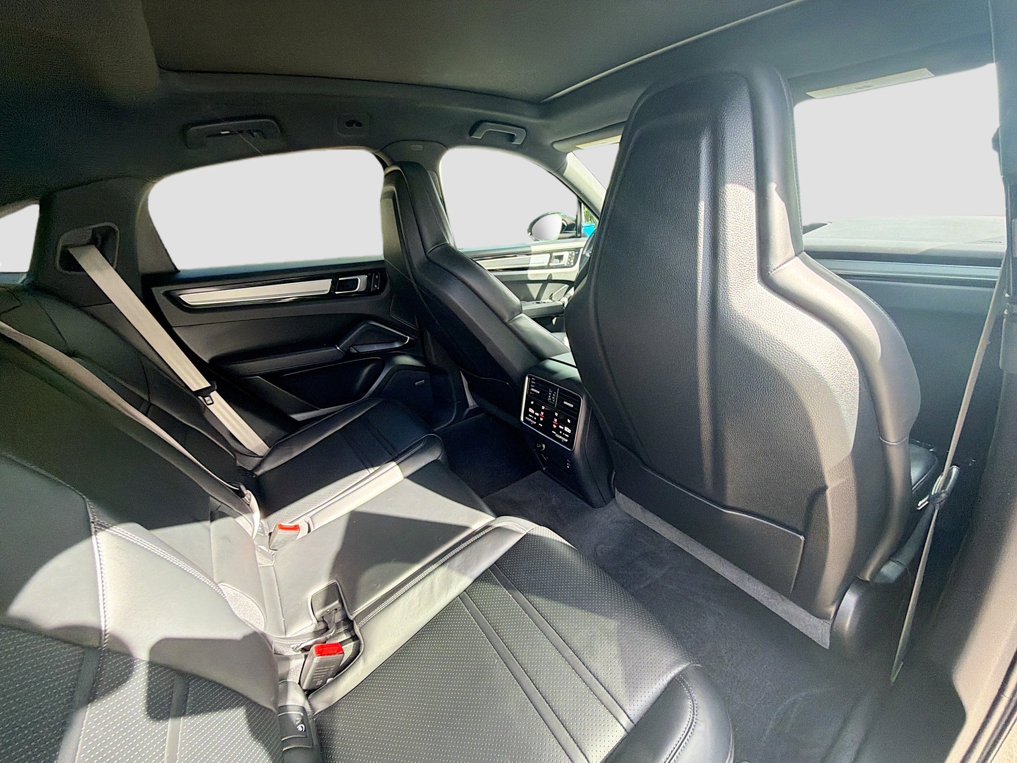 Used 2023 Porsche Cayenne Platinum Edition image 27