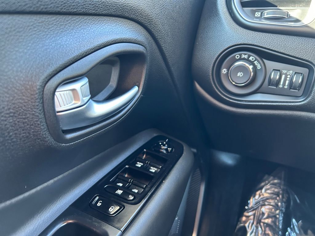 Used 2022 Jeep Renegade Latitude image 18