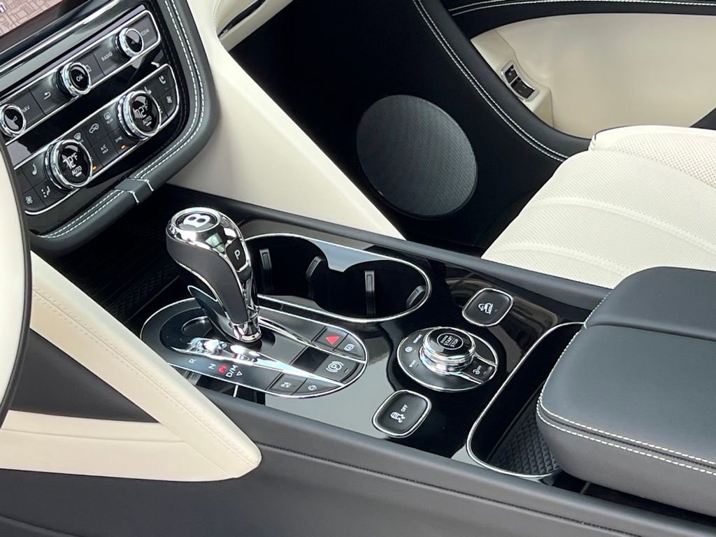 Used 2025 Bentley Bentayga image 37