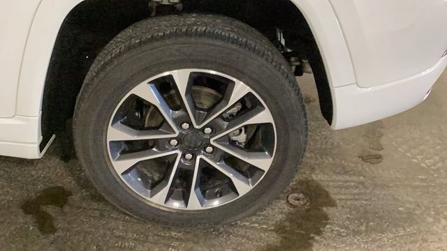 Used 2023 Jeep Grand Cherokee Overland w/ Luxury Tech Group IV AWD/4WD image 8