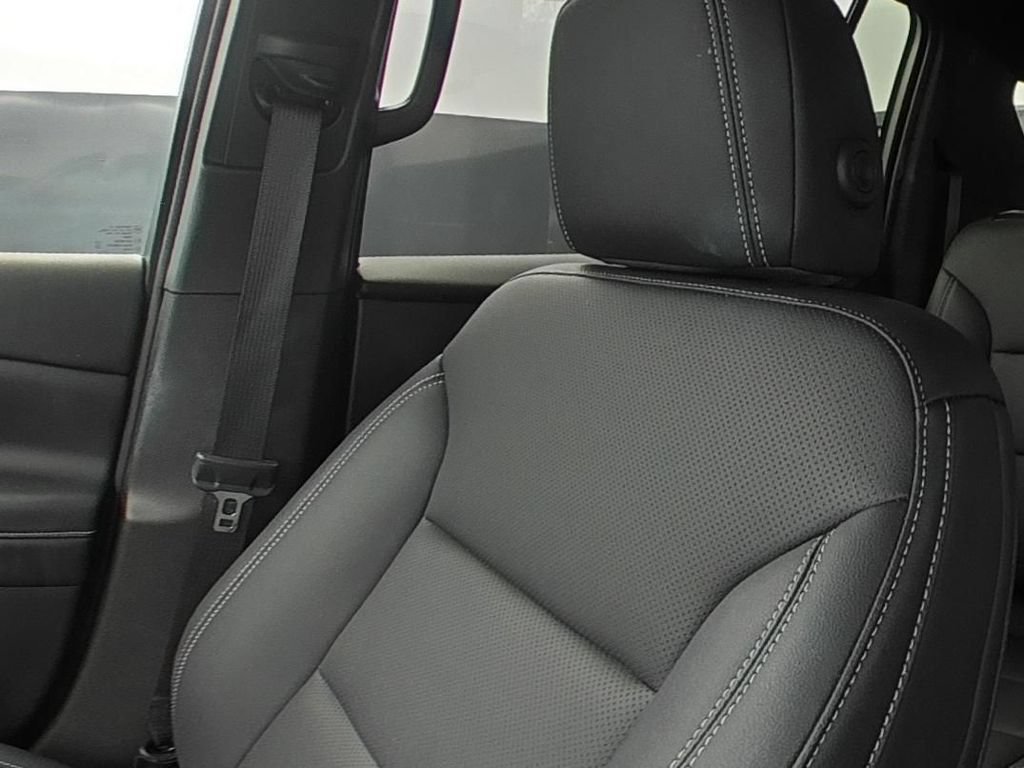Used 2026 Chevrolet Traverse LT FWD image 12