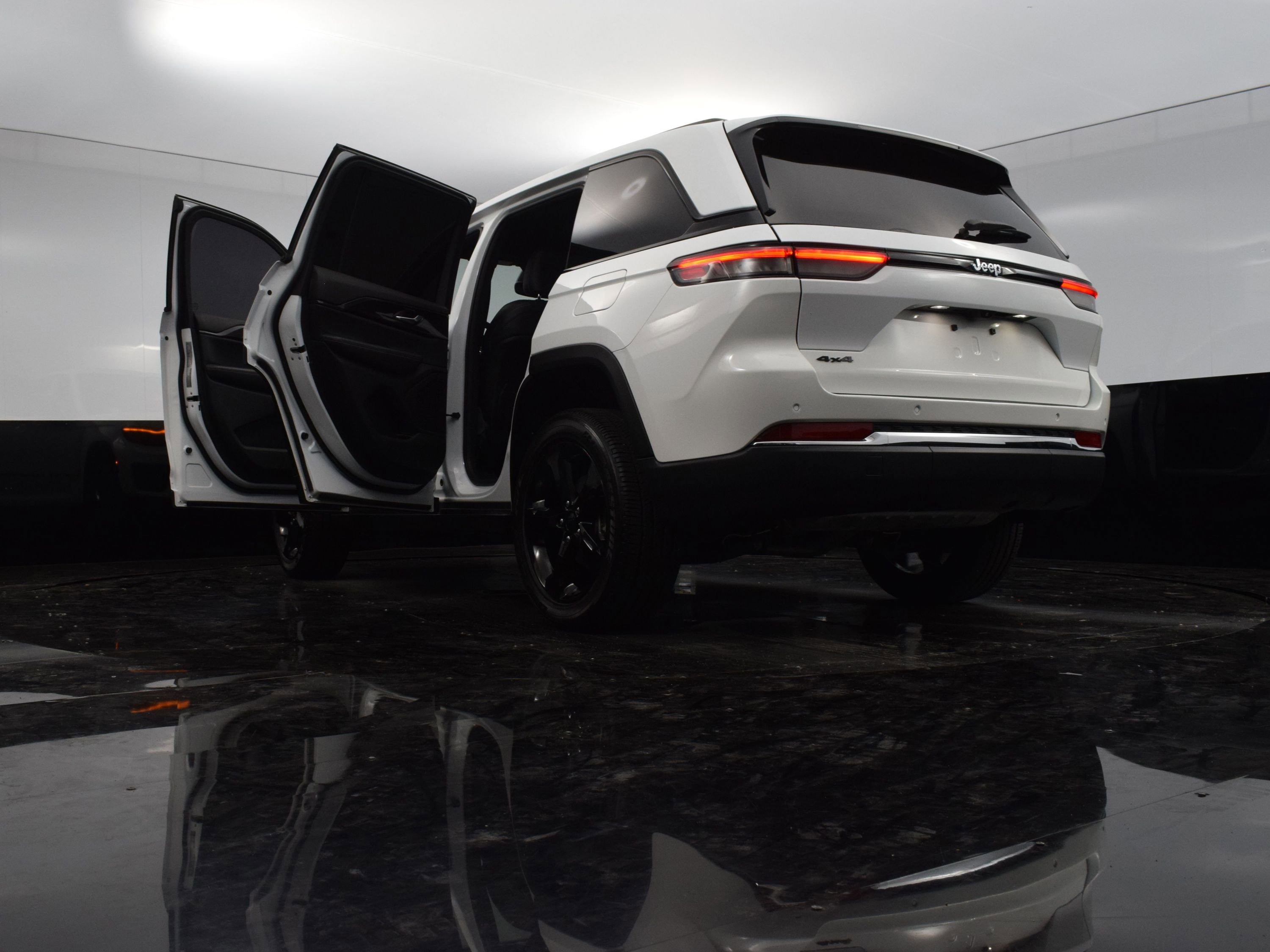 Used 2023 Jeep Grand Cherokee Altitude image 37