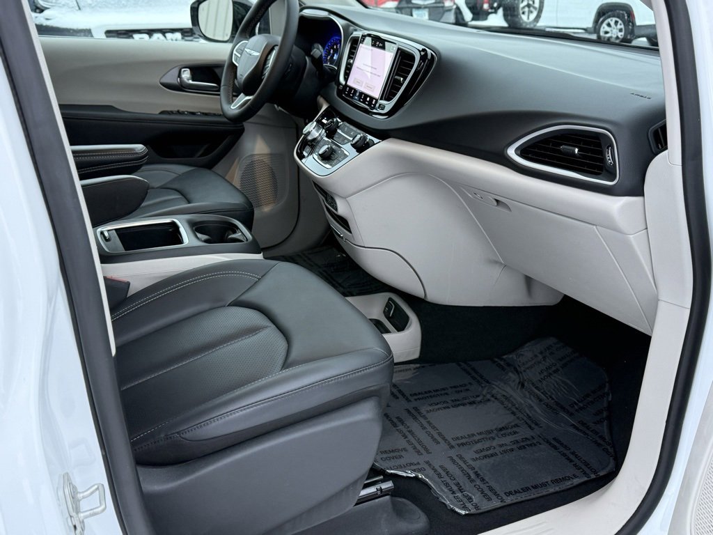 Used 2024 Chrysler Pacifica Touring-L image 28