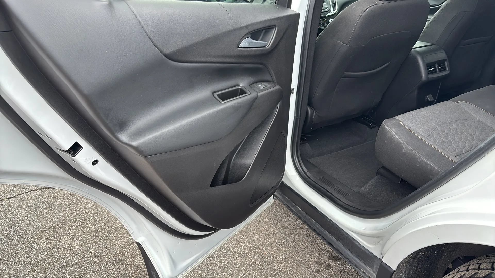 Used 2018 Chevrolet Equinox LT FWD image 11