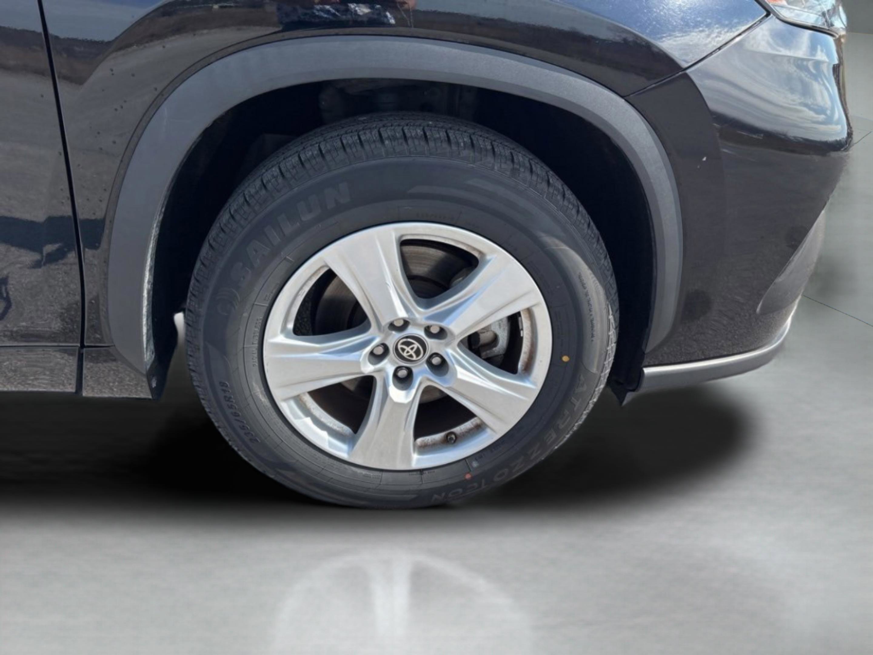 Used 2024 Toyota Highlander LE image 45