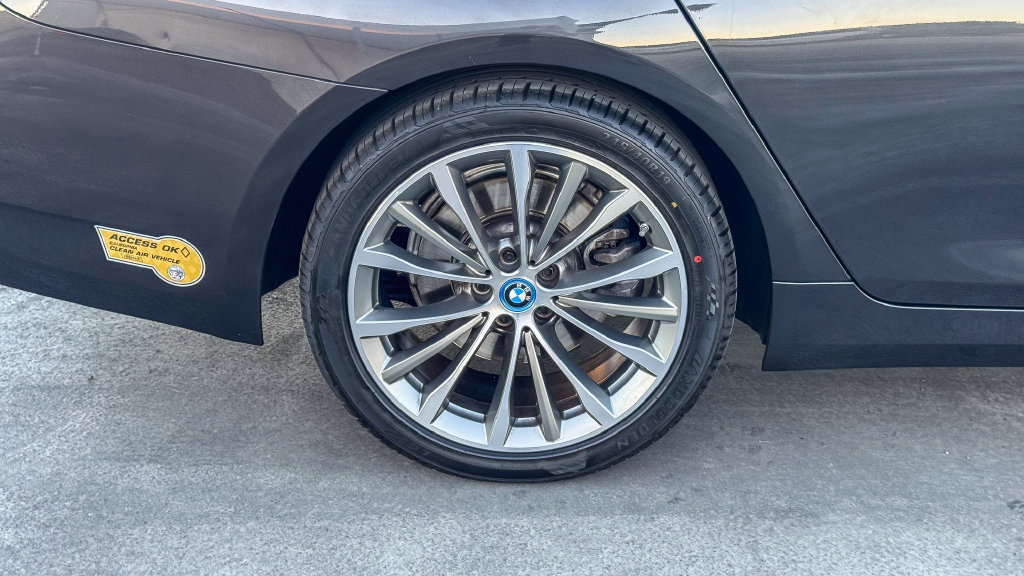 Used 2022 BMW 530e w/ Premium Package RWD image 12