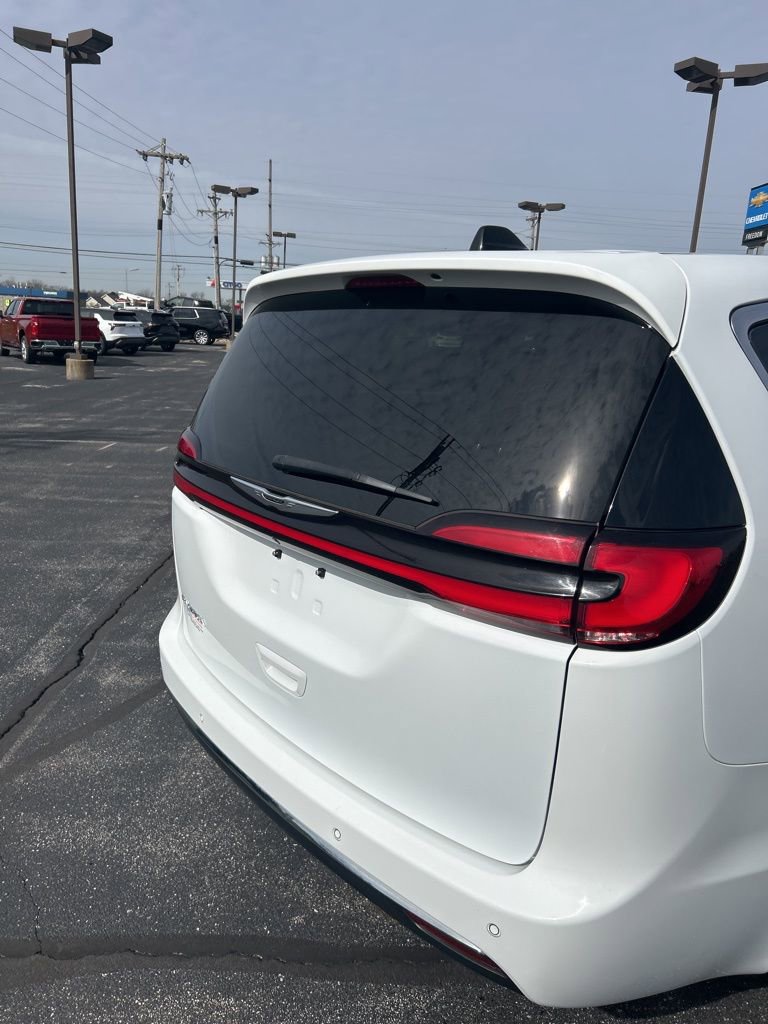 Used 2023 Chrysler Pacifica Touring-L image 16