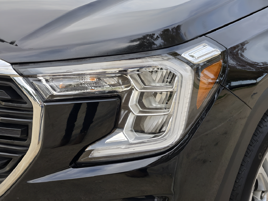 Used 2024 GMC Terrain SLE w/ Driver Convenience Package FWD image 9