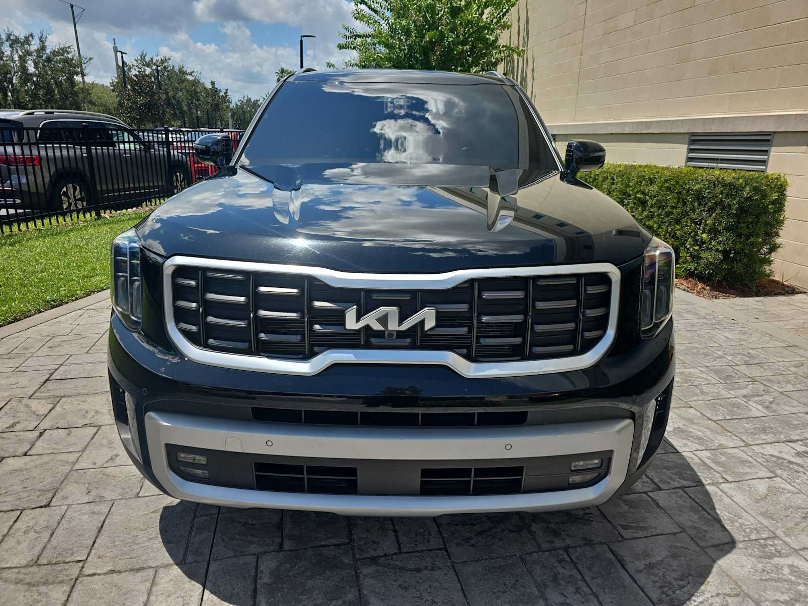 Used 2023 Kia Telluride SX Prestige AWD/4WD image 2