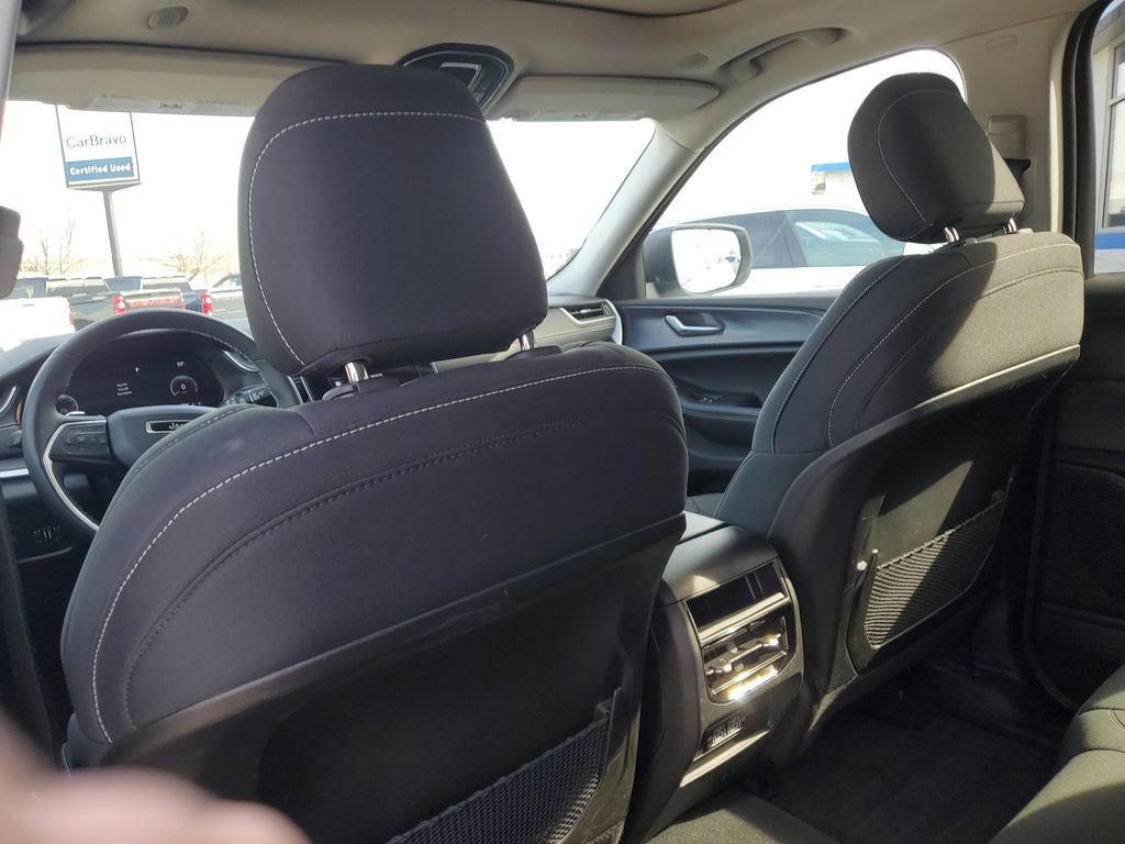 Used 2023 Jeep Grand Cherokee Laredo image 31