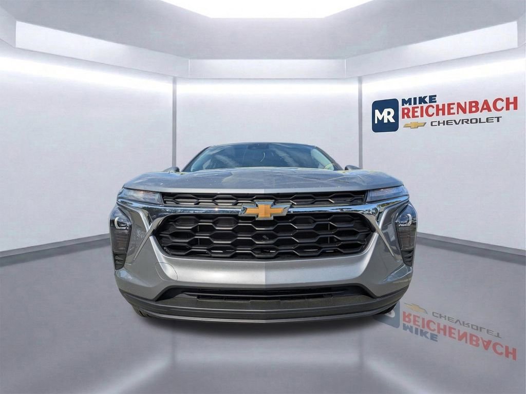 Used 2025 Chevrolet Trax LS w/ LS Convenience Package image 9