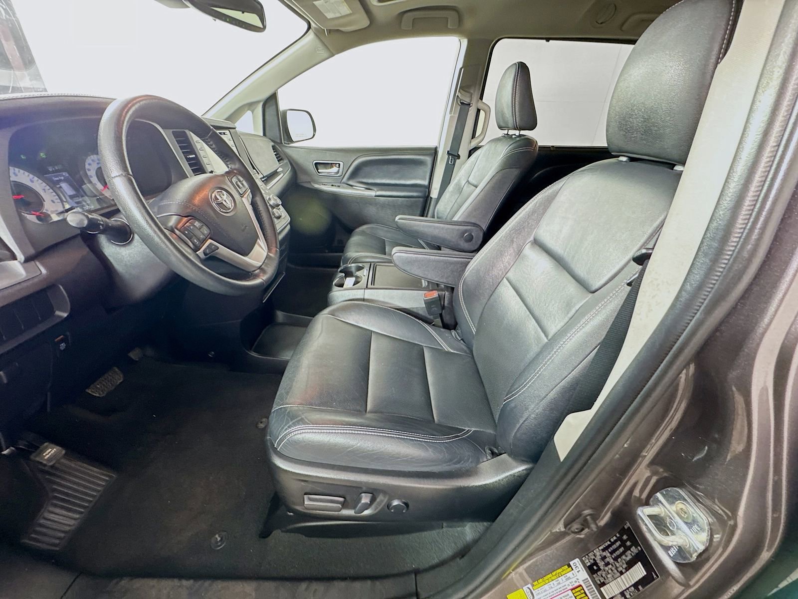Used 2020 Toyota Sienna SE w/ SE Preferred Package image 17