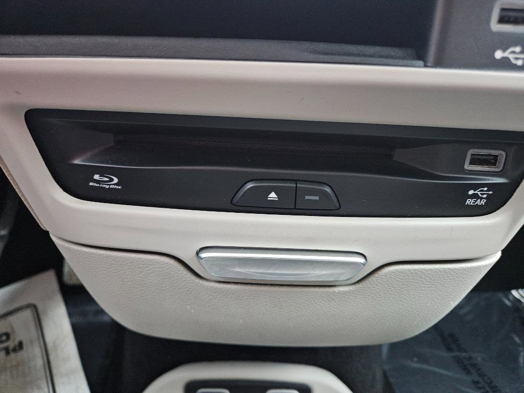 Used 2017 Chrysler Pacifica Limited FWD image 33