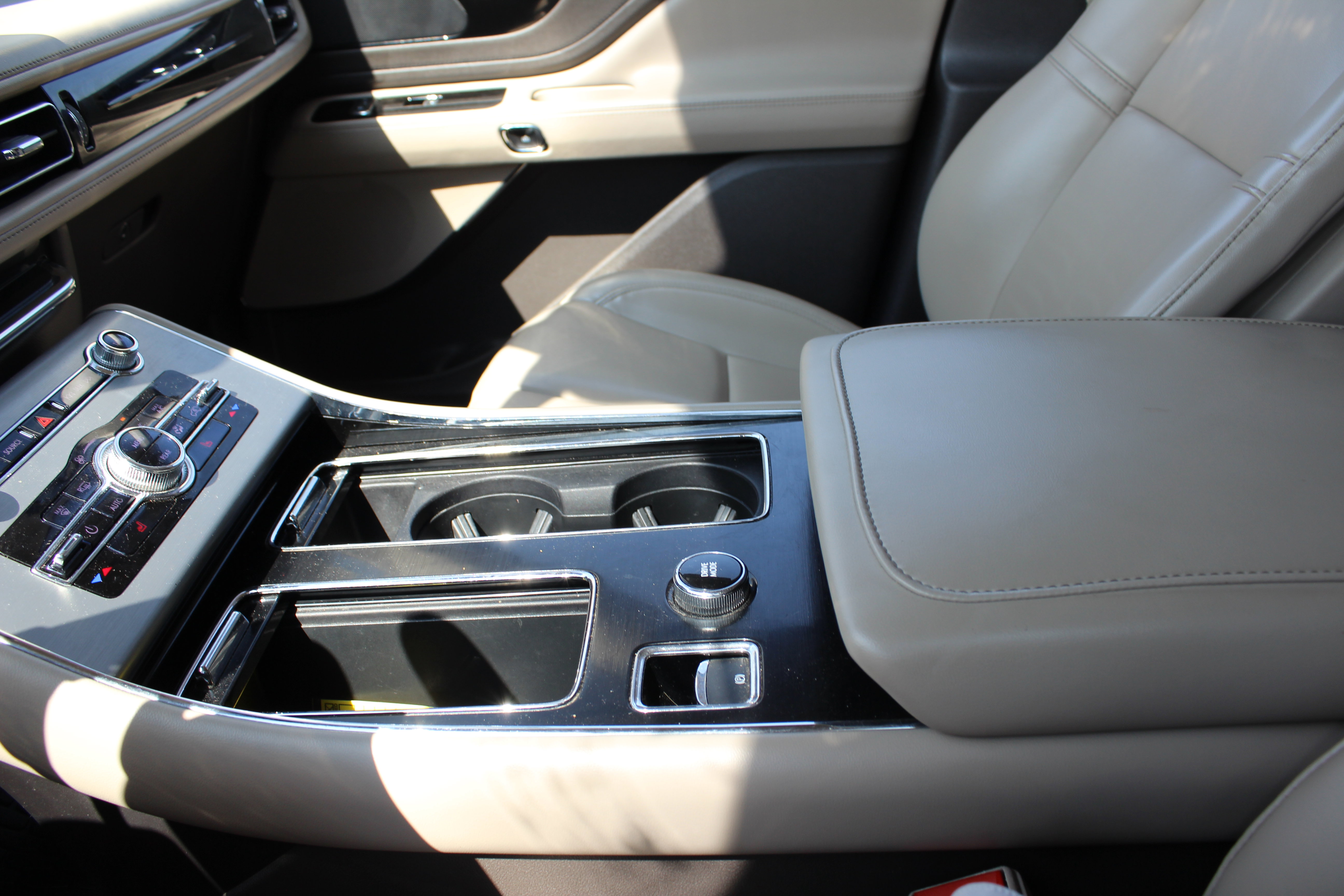 Used 2021 Lincoln Aviator AWD image 11