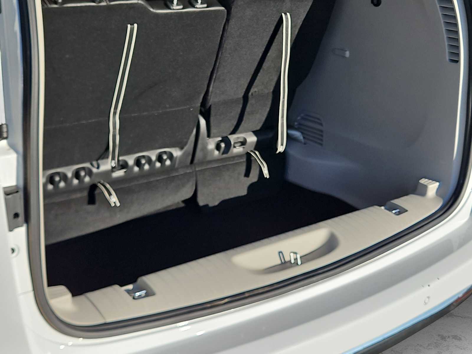 Used 2024 Chrysler Pacifica Touring-L image 23