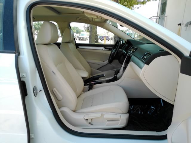 Used 2019 Volkswagen Passat 2.0T Wolfsburg w/ Wheels & Sunroof Package FWD image 20