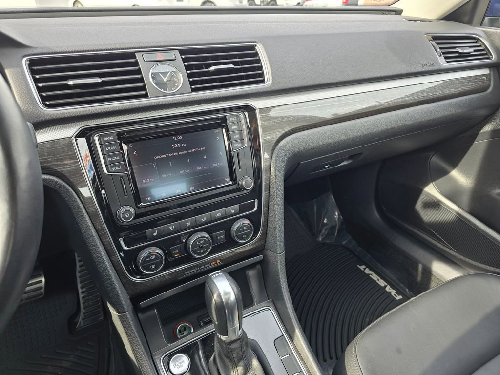 Used 2016 Volkswagen Passat 3.6 SEL Premium image 29