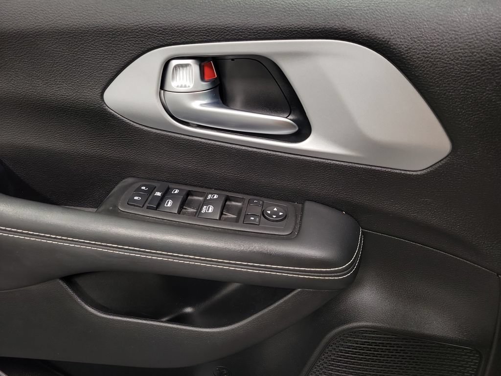 Used 2024 Chrysler Pacifica Touring FWD image 18
