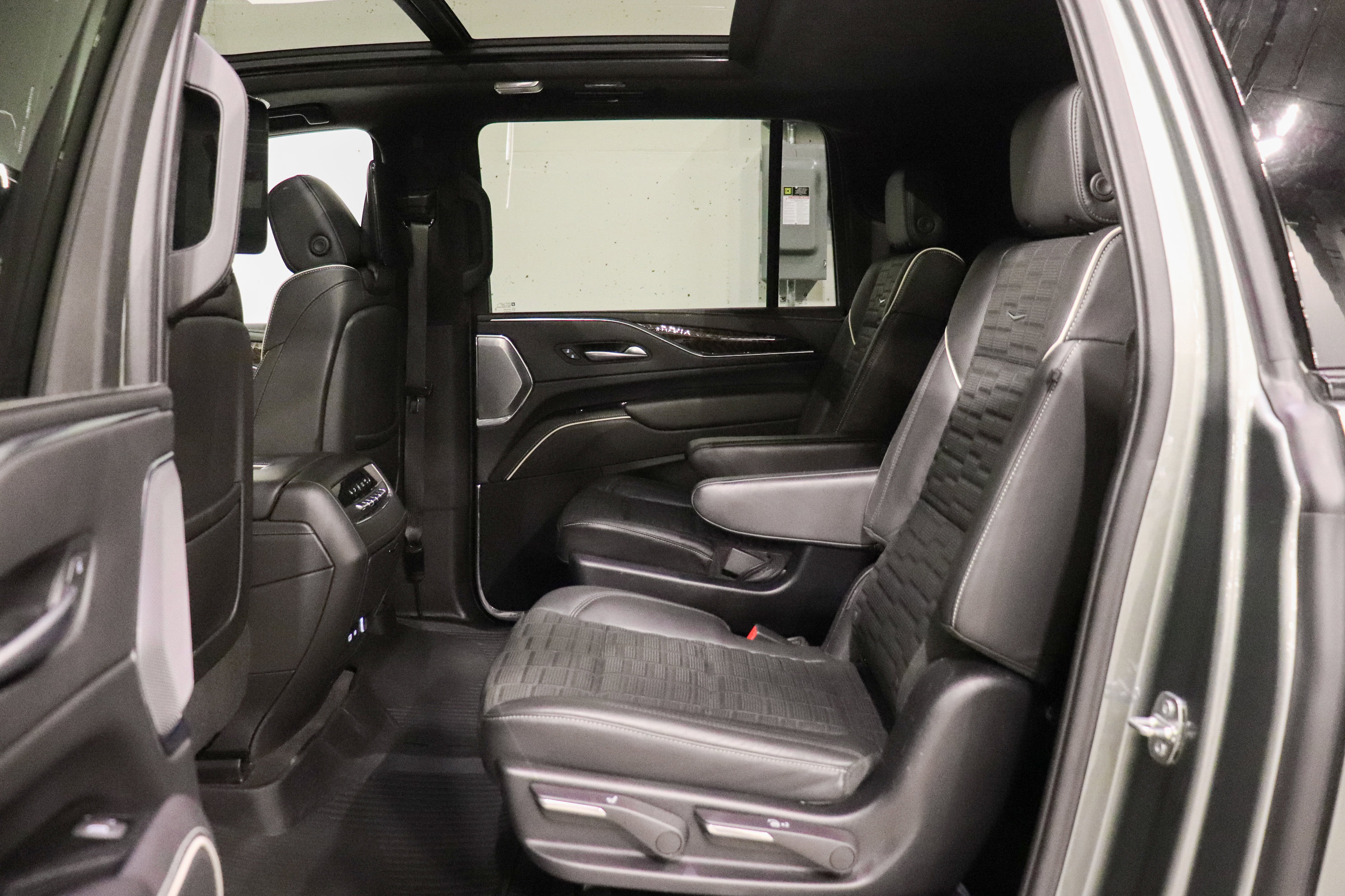 Used 2023 Cadillac Escalade ESV Sport Platinum w/ LPO, ONYX Package AWD/4WD image 16