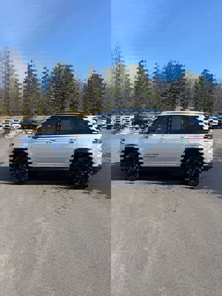 Used 2025 Jeep Grand Cherokee Altitude image 4