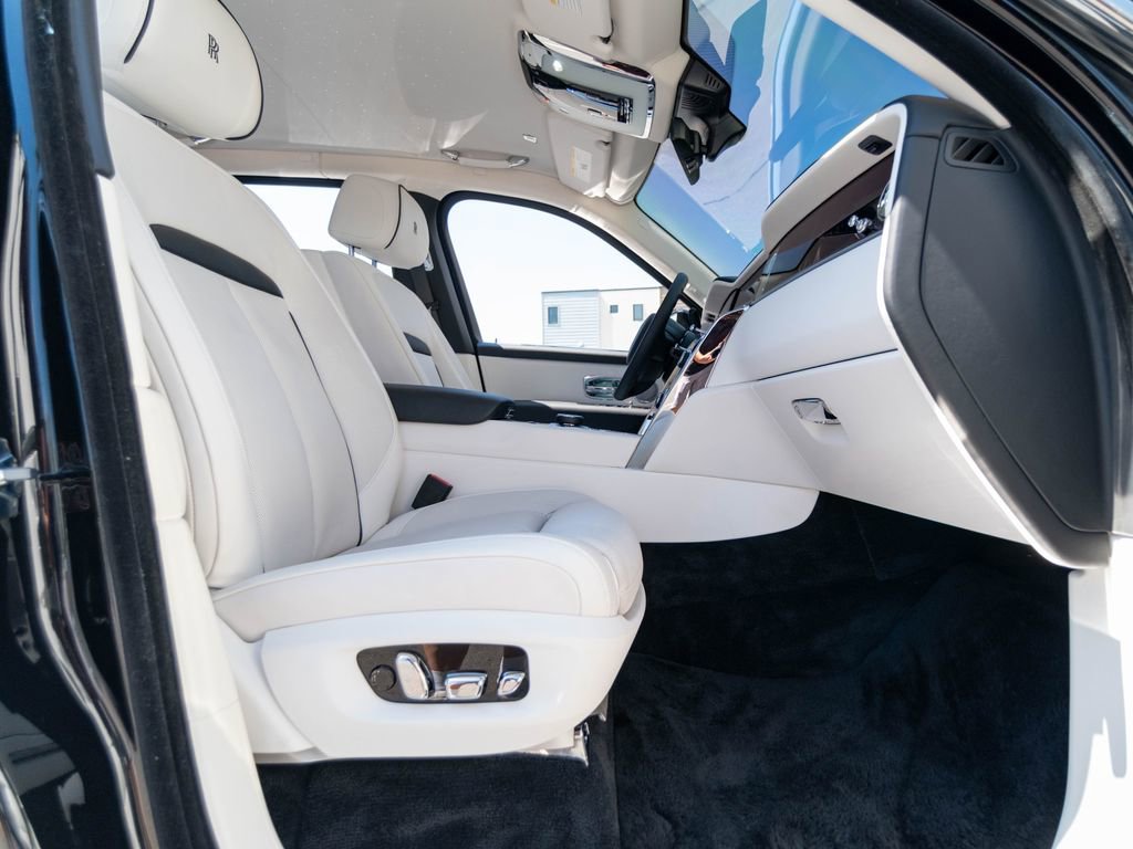 Used 2025 Rolls-Royce Cullinan image 38