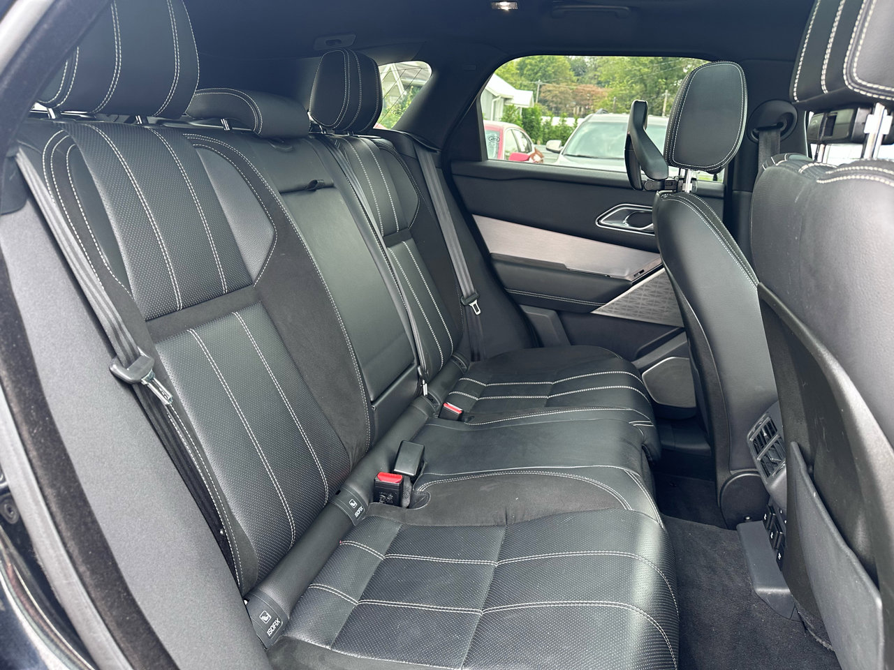 Used 2018 Land Rover Range Rover Velar R-Dynamic SE image 36