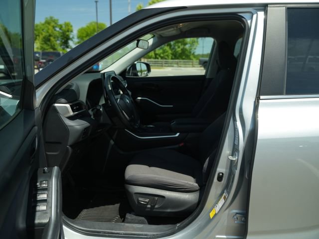 Used 2023 Toyota Highlander LE FWD image 11