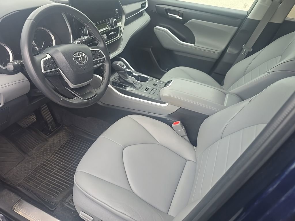 Used 2023 Toyota Highlander XLE image 13