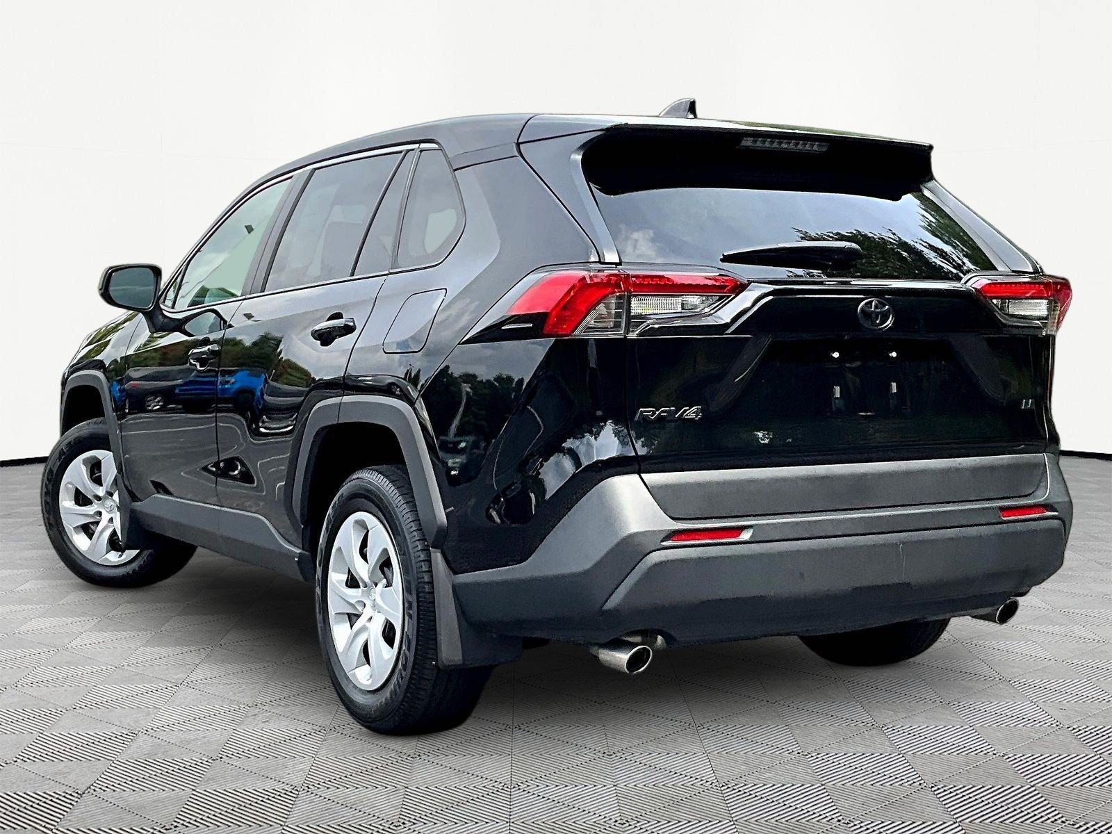 Used 2024 Toyota RAV4 LE FWD image 4