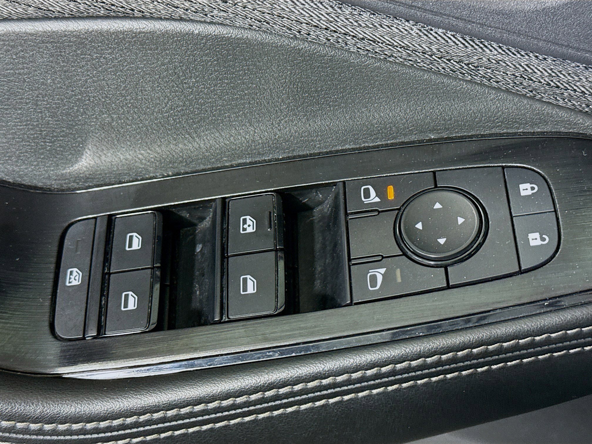 Used 2023 Nissan Rogue SV image 24