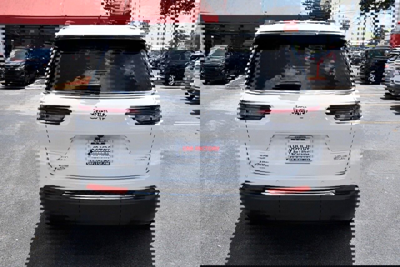 Used 2023 Jeep Grand Cherokee L Laredo image 5