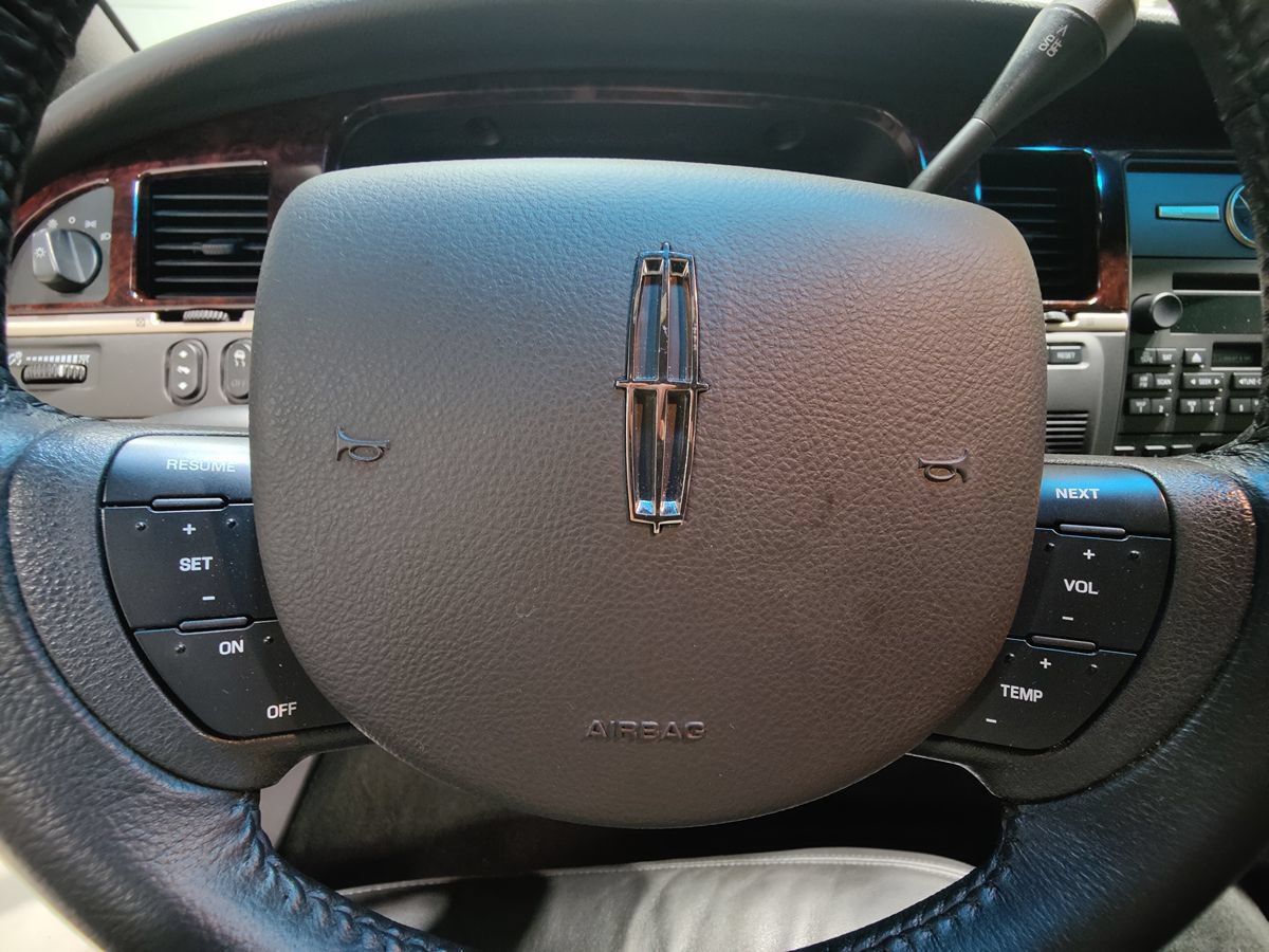 Used 2011 Lincoln Town Car Executive L RWD image 35