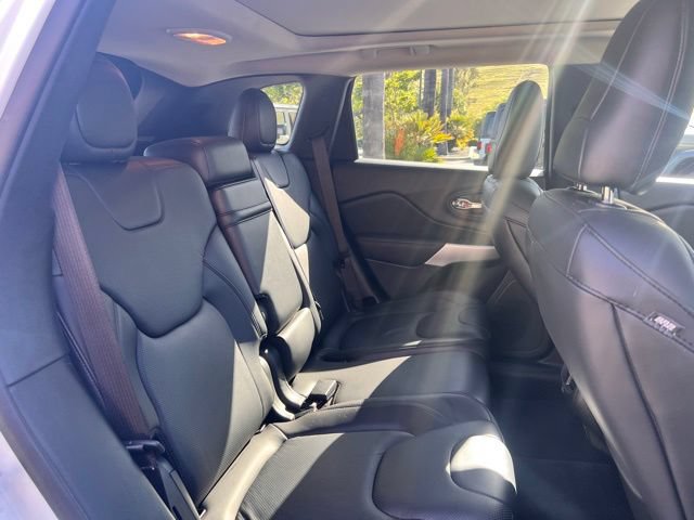 Used 2017 Jeep Cherokee Overland w/ Technology Group FWD image 34