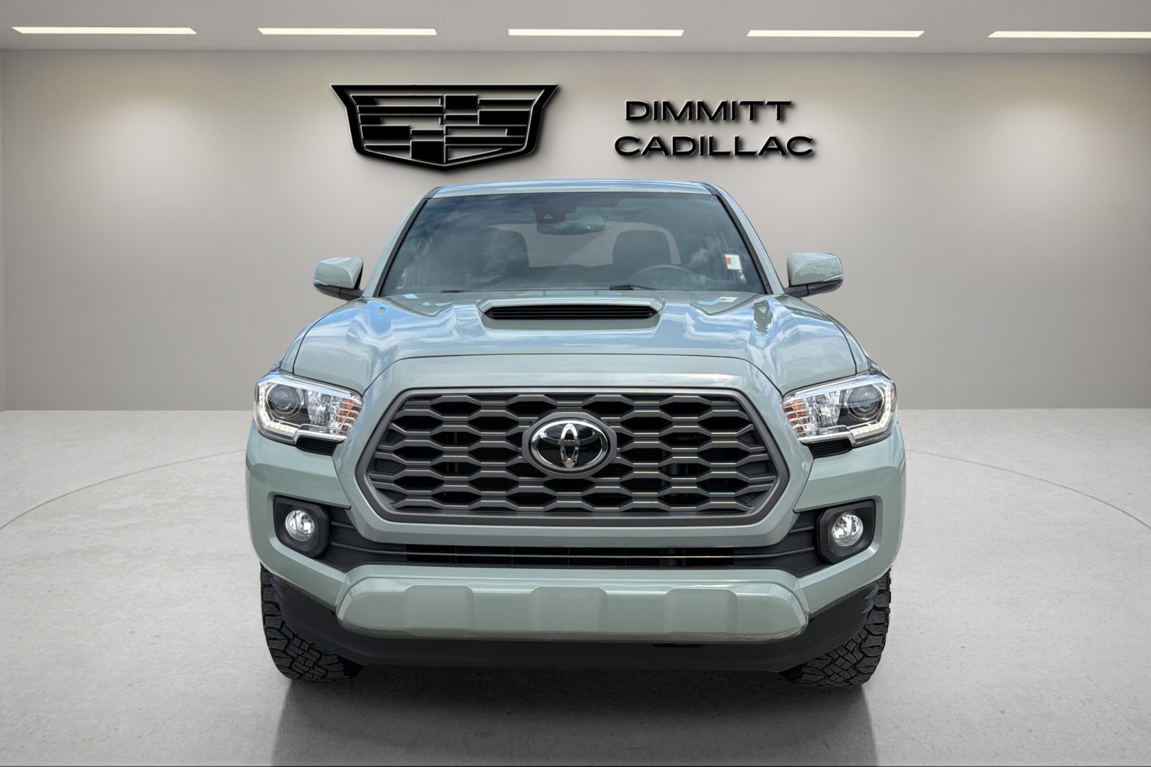 Used 2022 Toyota Tacoma TRD Sport w/ Technology Package RWD image 2