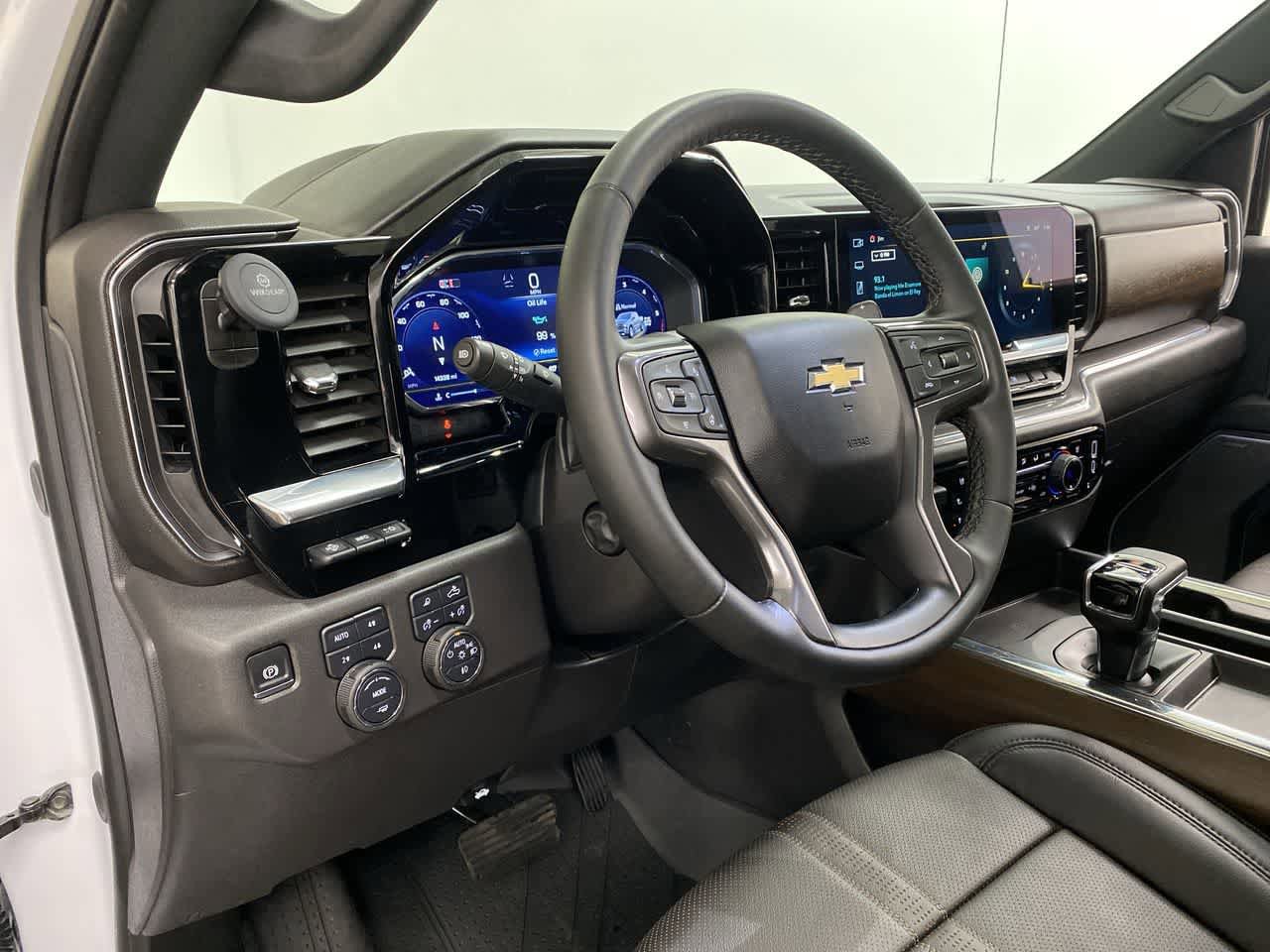 Used 2024 Chevrolet Silverado 1500 High Country w/ Technology Package AWD/4WD image 2
