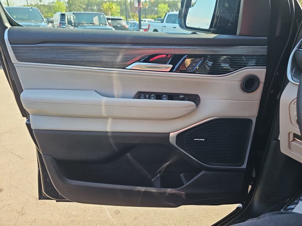 Used 2023 Jeep Wagoneer L Series III image 32