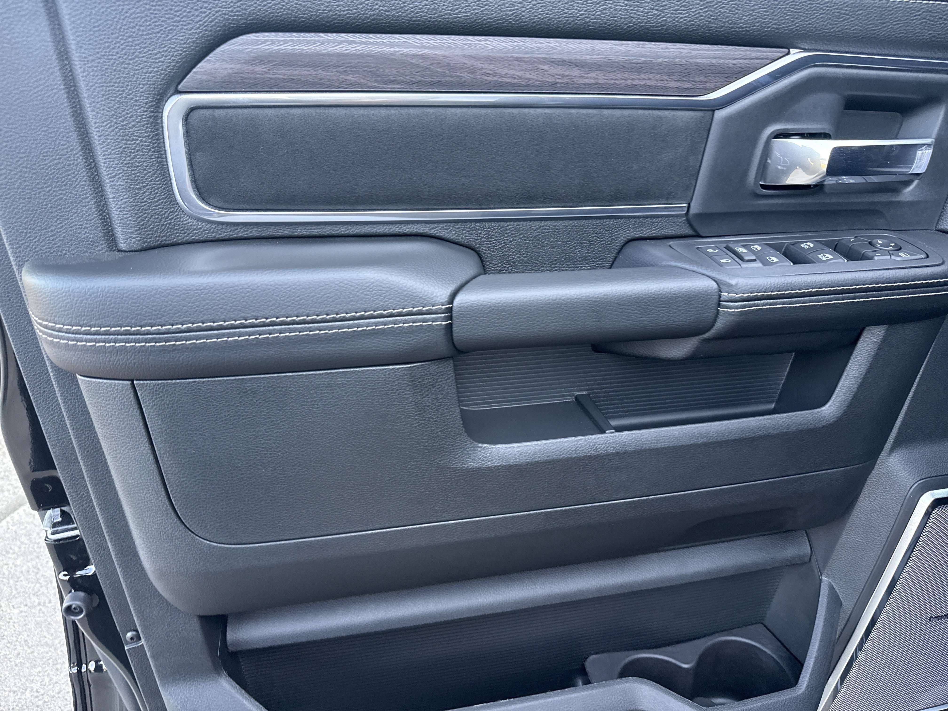 New 2026 RAM 5500 4x4 Crew Cab w/ Laramie Trim Package image 10