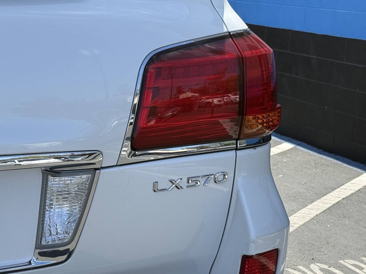 Used 2011 Lexus LX 570 4WD w/ Luxury Pkg w/Pre-crash image 32