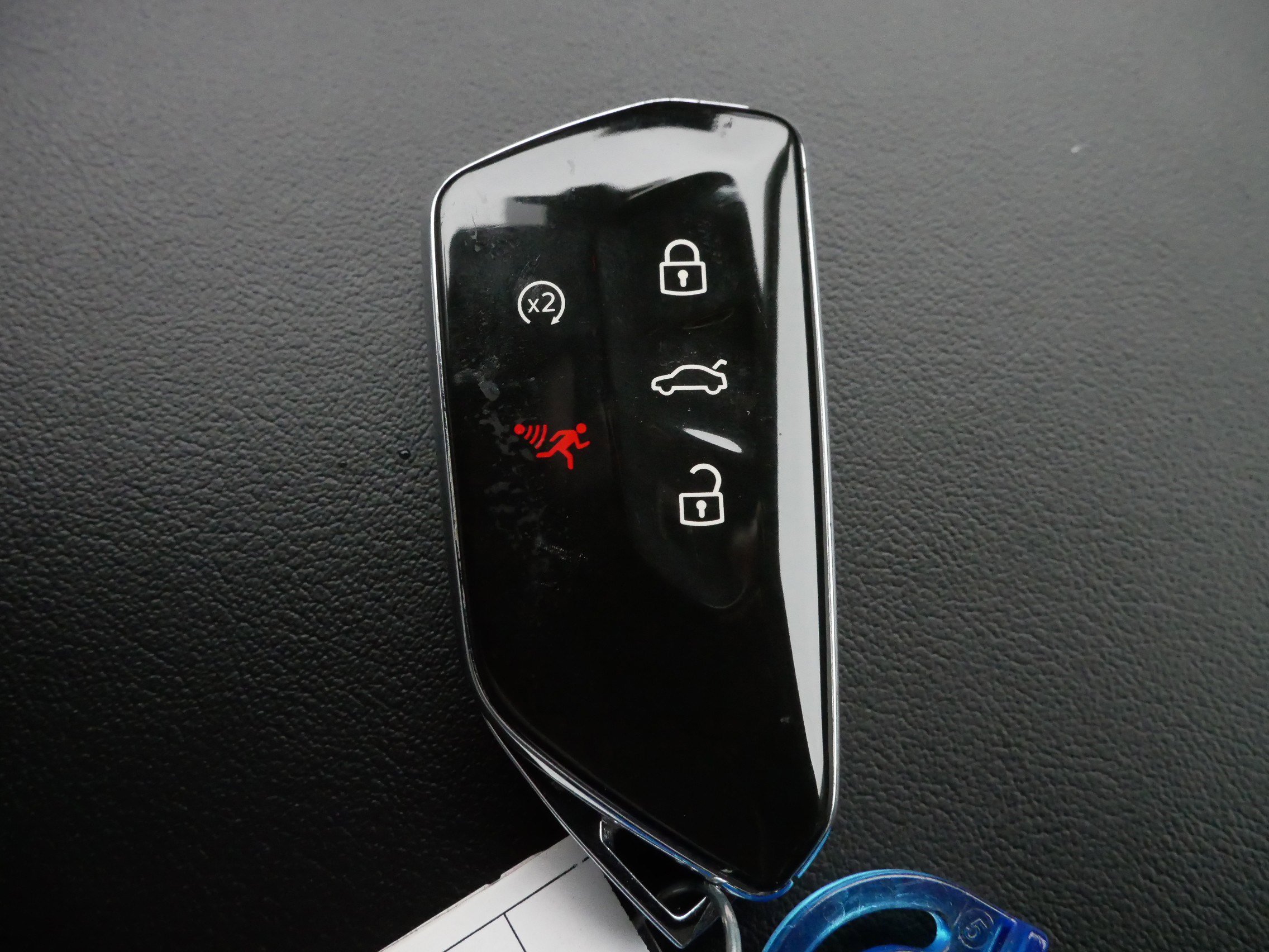 Certified 2025 Volkswagen Atlas SE image 32