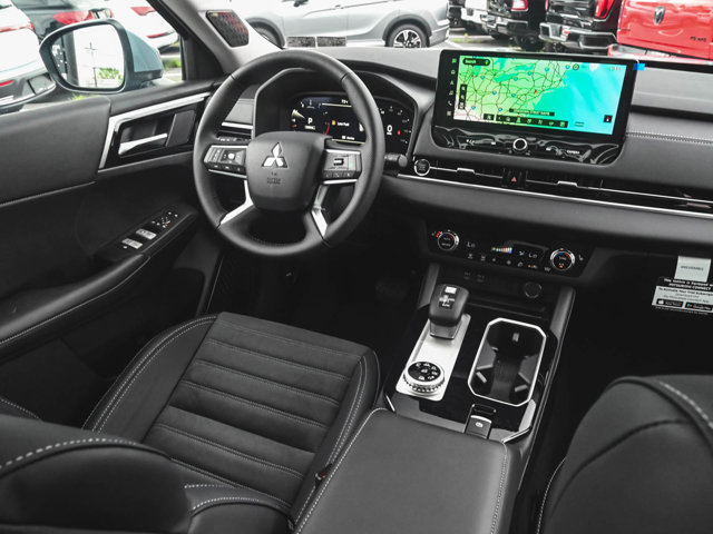 New 2025 Mitsubishi Outlander SE image 28