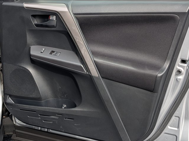Used 2018 Toyota RAV4 LE FWD image 13