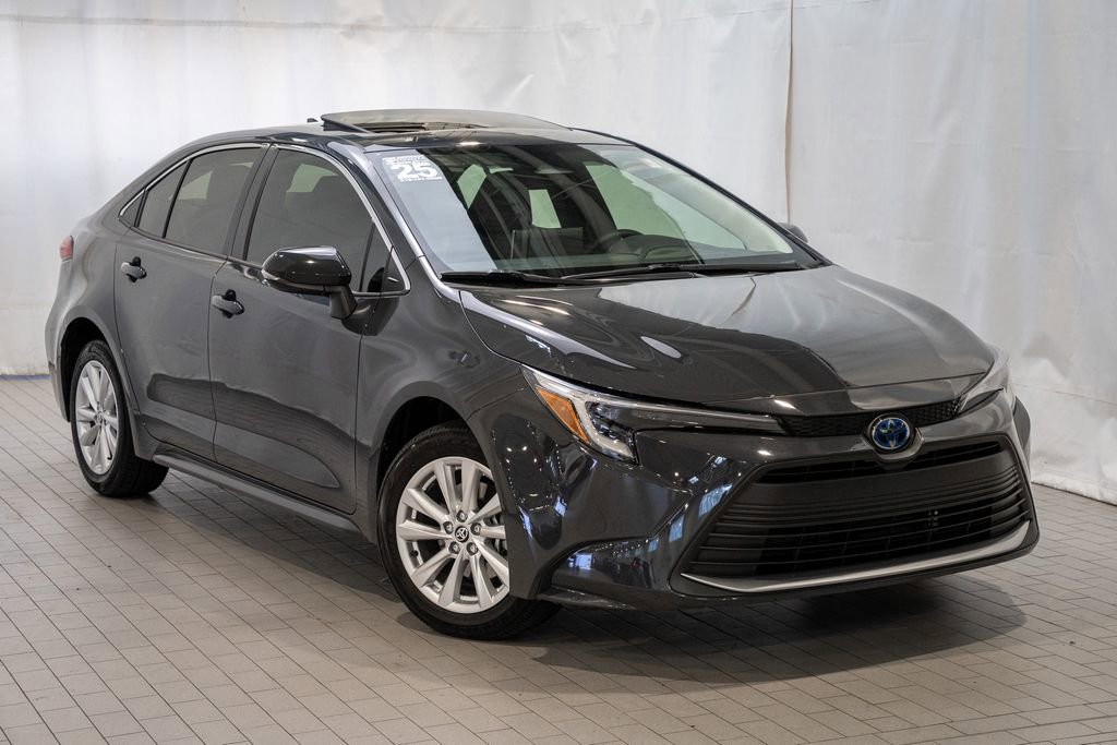 Used 2025 Toyota Corolla XLE image 1