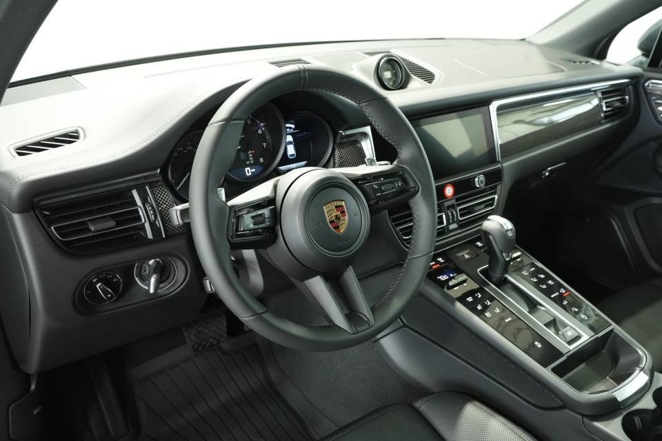 Certified 2026 Porsche Macan AWD/4WD image 4