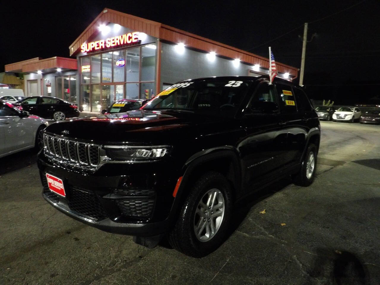 Used 2023 Jeep Grand Cherokee Laredo image 1