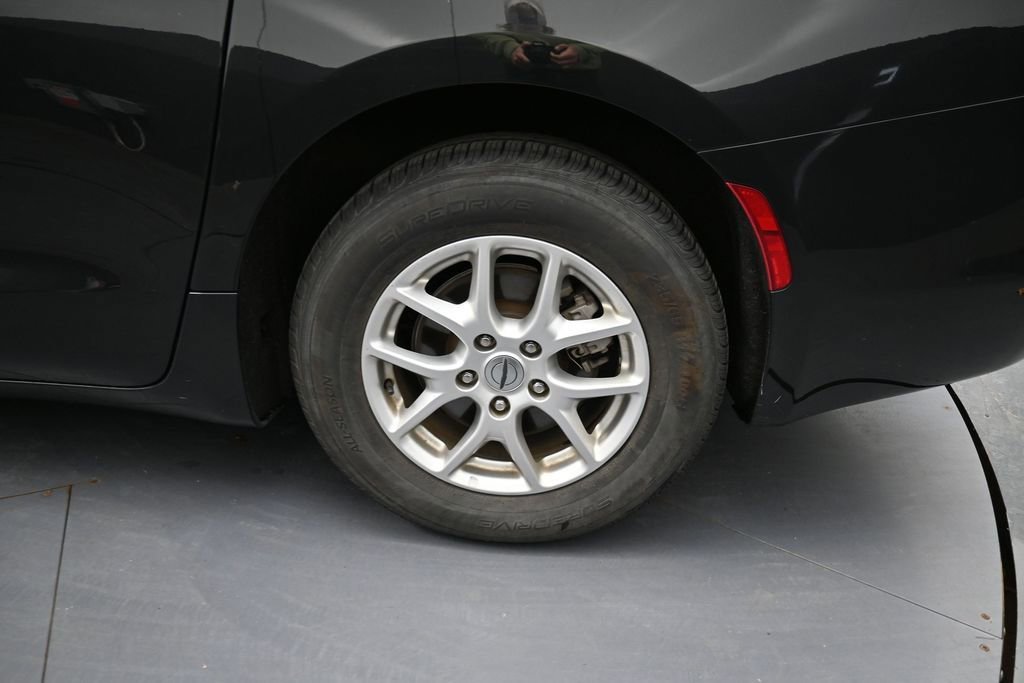 Used 2023 Chrysler Voyager LX FWD image 15