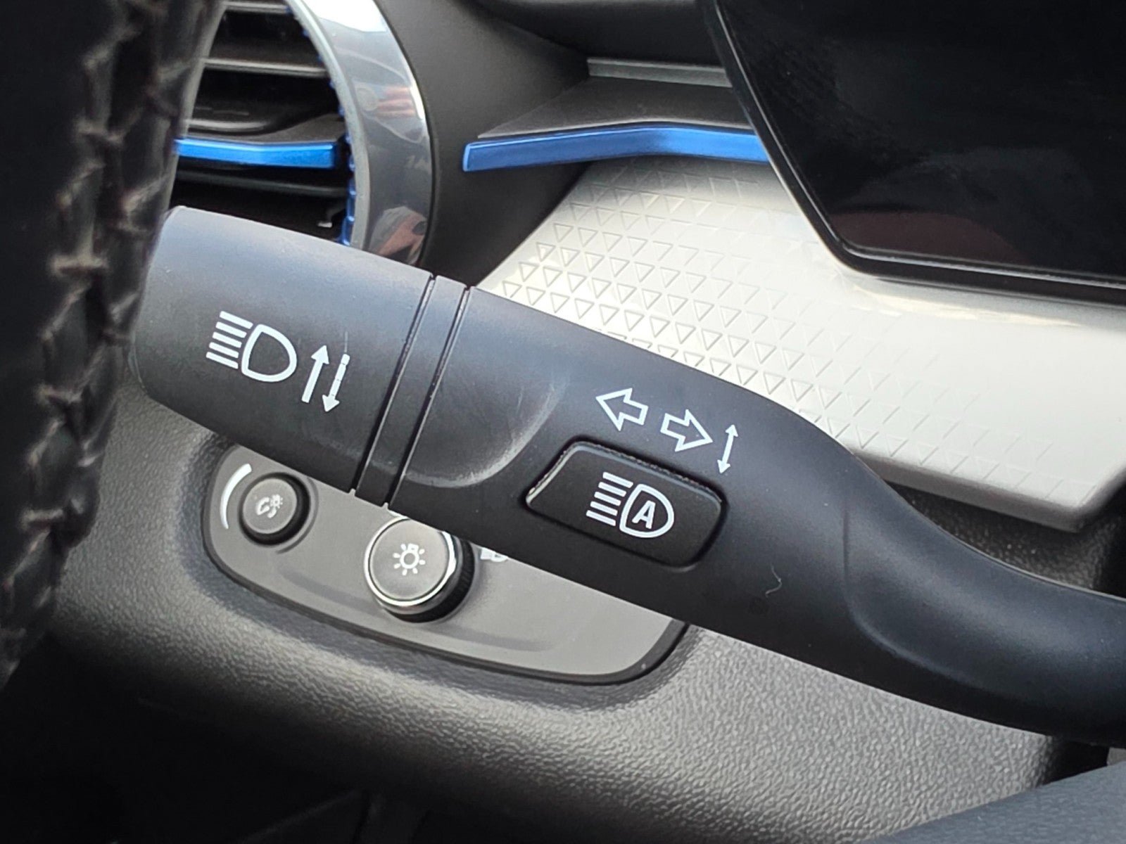 Used 2025 Chevrolet Trax LT w/ LT Convenience Package FWD image 35