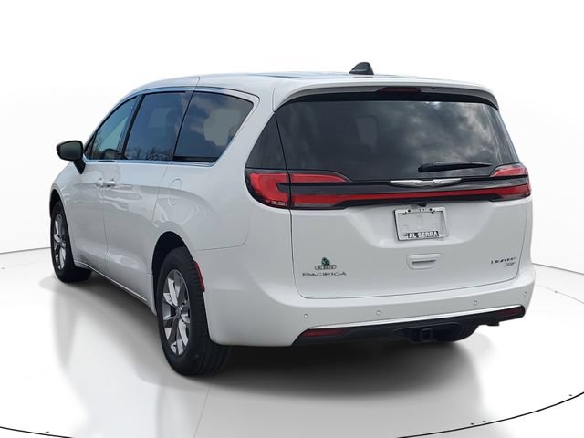 New 2026 Chrysler Pacifica Limited w/ Trailer Tow Group AWD/4WD image 3
