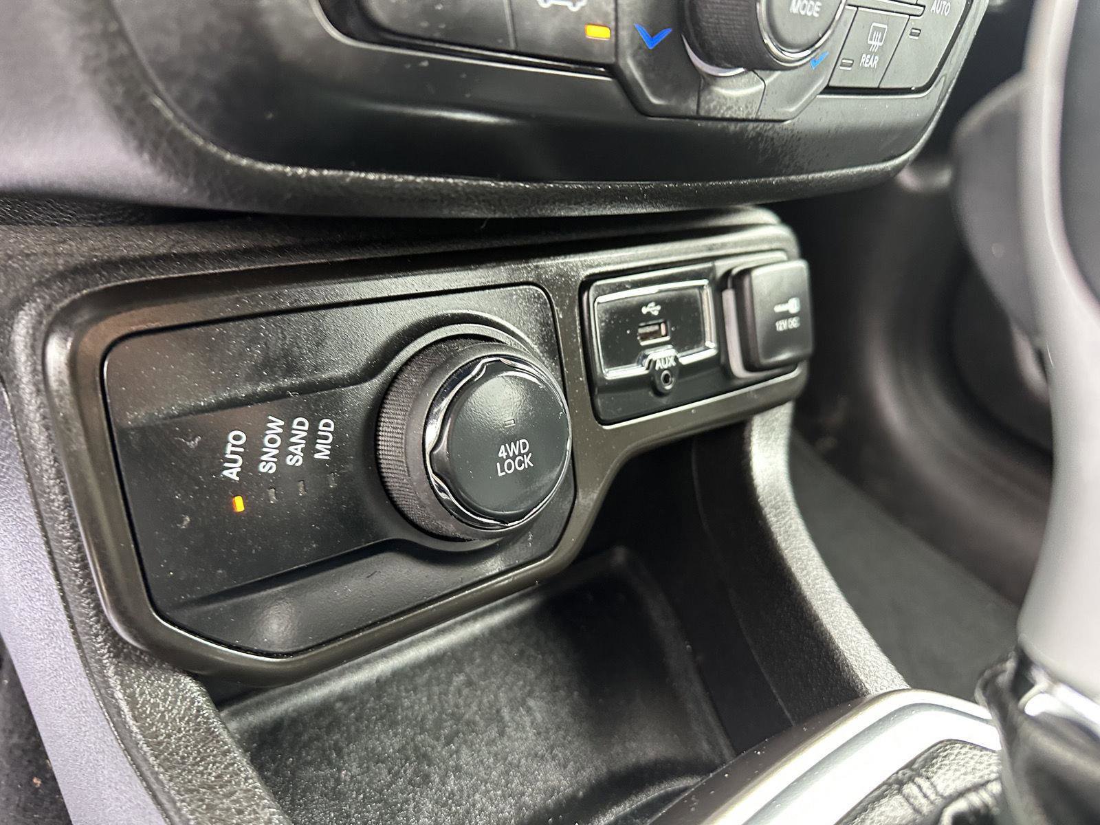Used 2020 Jeep Renegade Limited AWD/4WD image 34