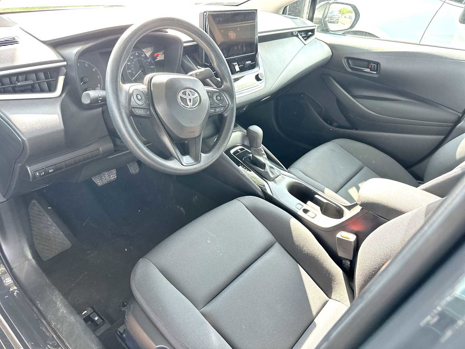 Used 2025 Toyota Corolla LE FWD image 3