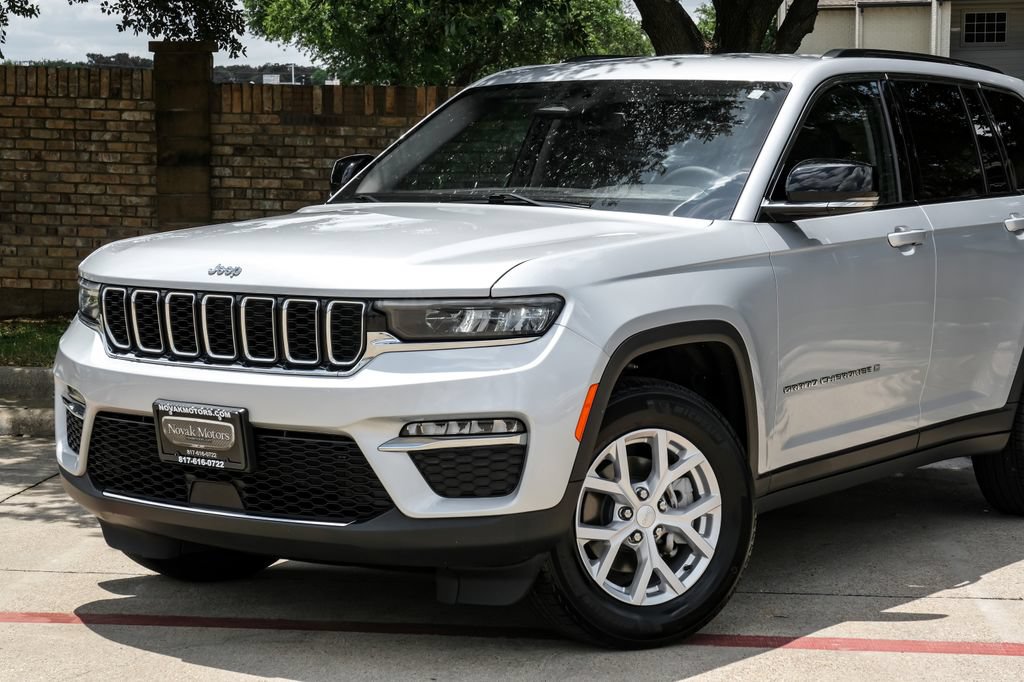 Used 2023 Jeep Grand Cherokee Limited AWD/4WD image 12